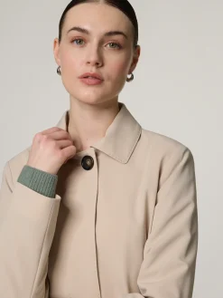 Ausgestellter Kurzmantel