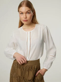 Bluse mit Lochstickerei