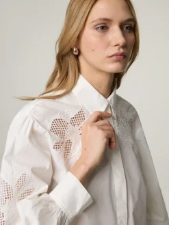 Bluse mit Lochstickereien