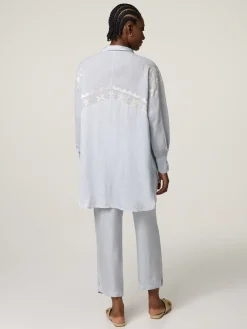 Bluse mit Stickereien