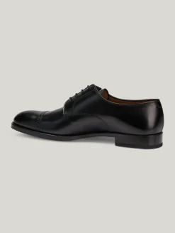 Derby mit Lochmuster