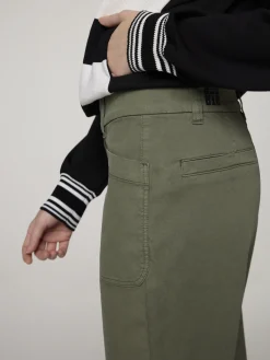 Hose im Feminine Fit