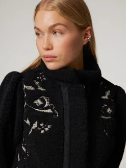 Jacke mit Blumenstickerei