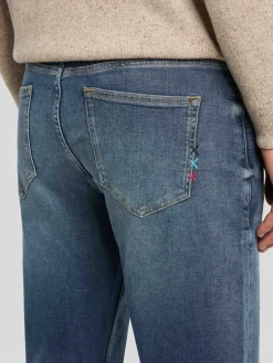 Jeans im Regular-Tapered Fit