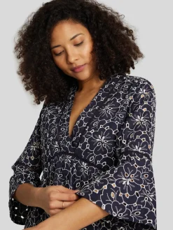 Kleid mit Lochstickerei