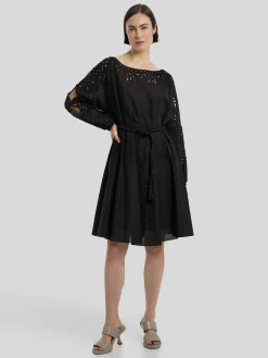 Kleid mit Lochstickerei