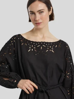 Kleid mit Lochstickerei