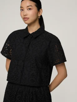 Kurzarmbluse mit Lochstickereien