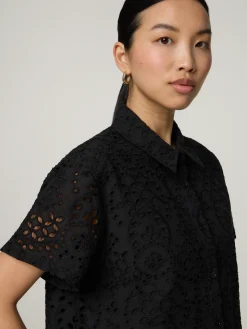 Kurzarmbluse mit Lochstickereien