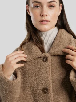 Mantel im Teddy-Look