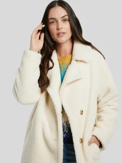 Mantel im Teddy-Look