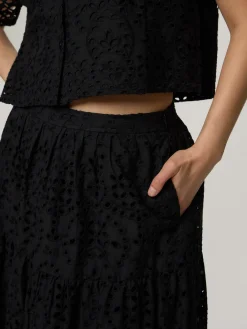 Midijupe aus Lochstickereien