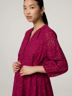 Minikleid mit Lochstickereien