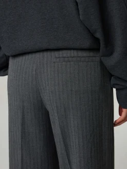 Stoffhose mit weitem Bein