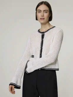 Strickjacke im Lochstrick